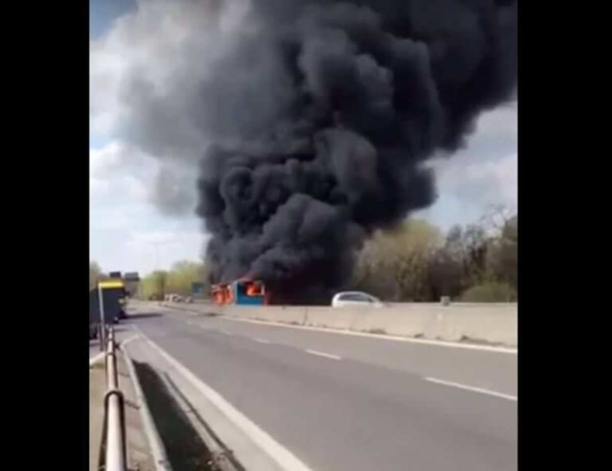 Βίντεο – σοκ από εμπρησμό λεωφορείου γεμάτο μαθητές – Δράστης ο ίδιος ο οδηγός!