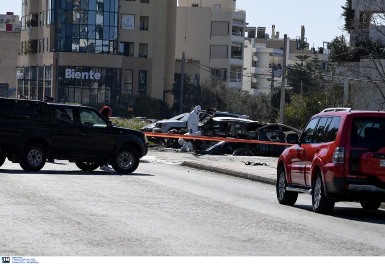 Μυστήριο με την έκρηξη σε πάρκινγκ στη Γλυφάδα – Ποιος είναι ο άνδρας που τραυματίστηκε