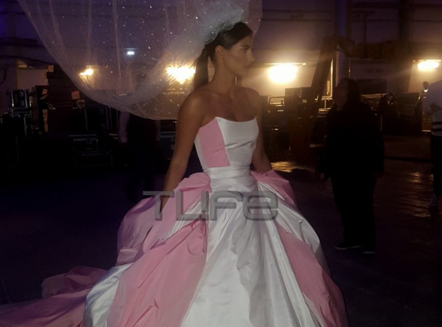 Χριστίνα Μπόμπα: Έτσι δημιουργήθηκε η εντυπωσιακή κατασκευή με μπαλόνια που υπήρχε στο πέπλο της