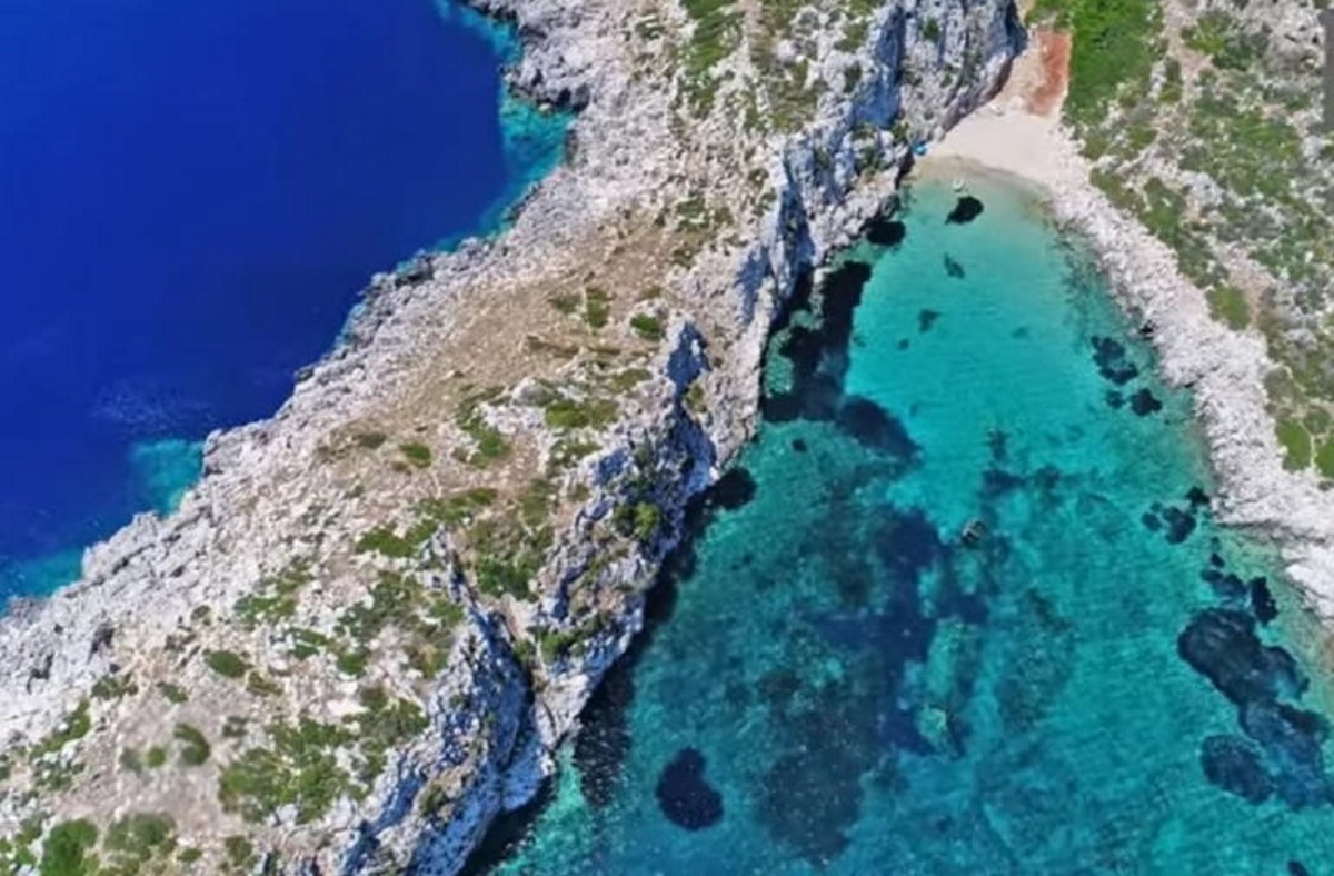 Το άγνωστο ελληνικό νησί σε σχήμα κροκόδειλου…