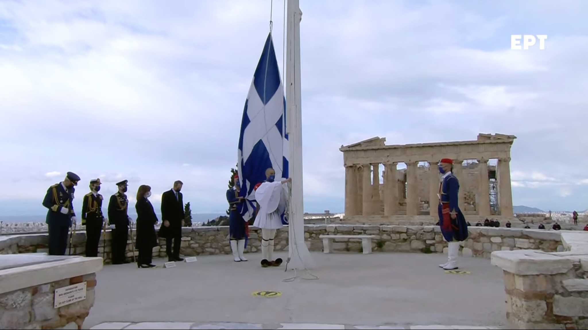 25η Μαρτίου: Συγκίνηση στην έπαρση της σημαίας στην Ακρόπολη