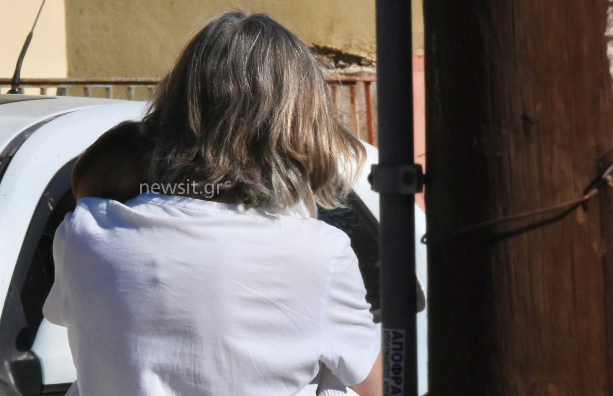 Γλυκά Νερά: Η μητέρα του πιλότου πηγαίνει τη μικρή Λυδία στη μητέρα της Κάρολαϊν
