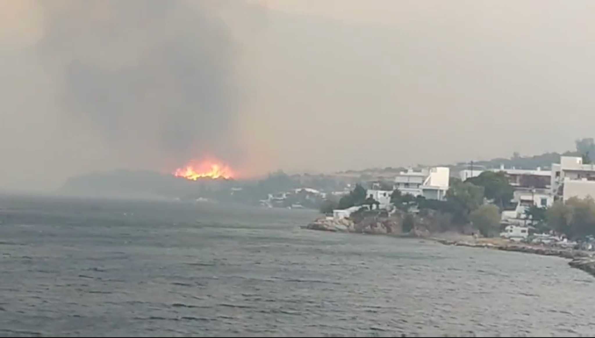 Φωτιά στην Κάρυστο: Διάσπαρτα τα μέτωπα