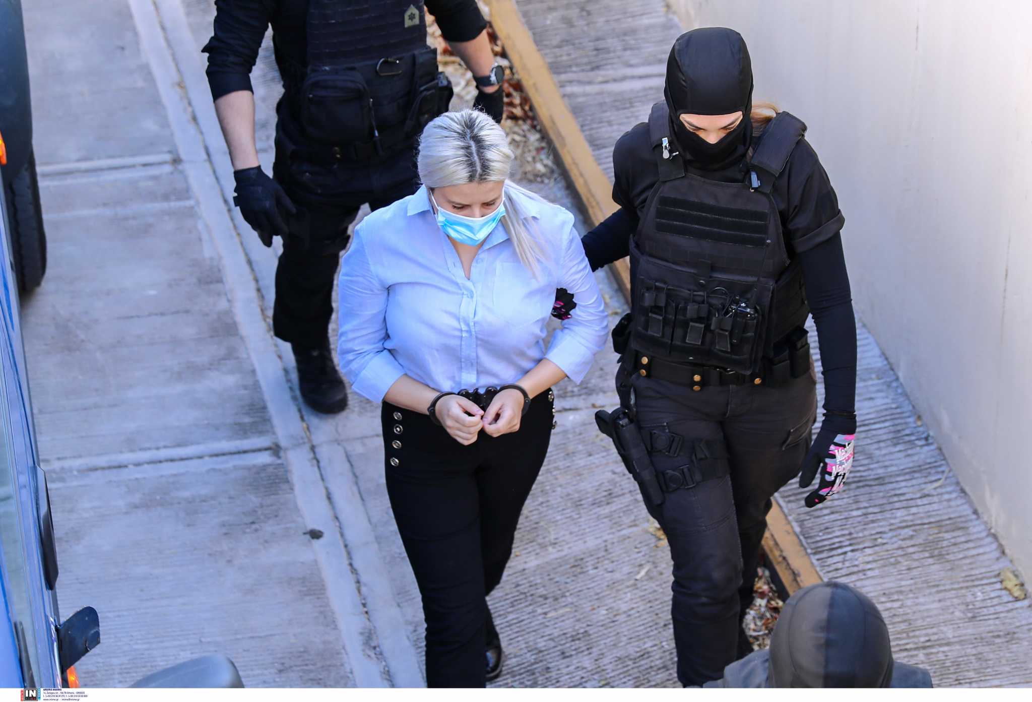 Επίθεση με βιτριόλι – Μεγάλη ένταση στο δικαστήριο: «Σκύλα, απόβρασμα» ξέσπασε η οικογένεια της Ιωάννας Παλιοσπύρου