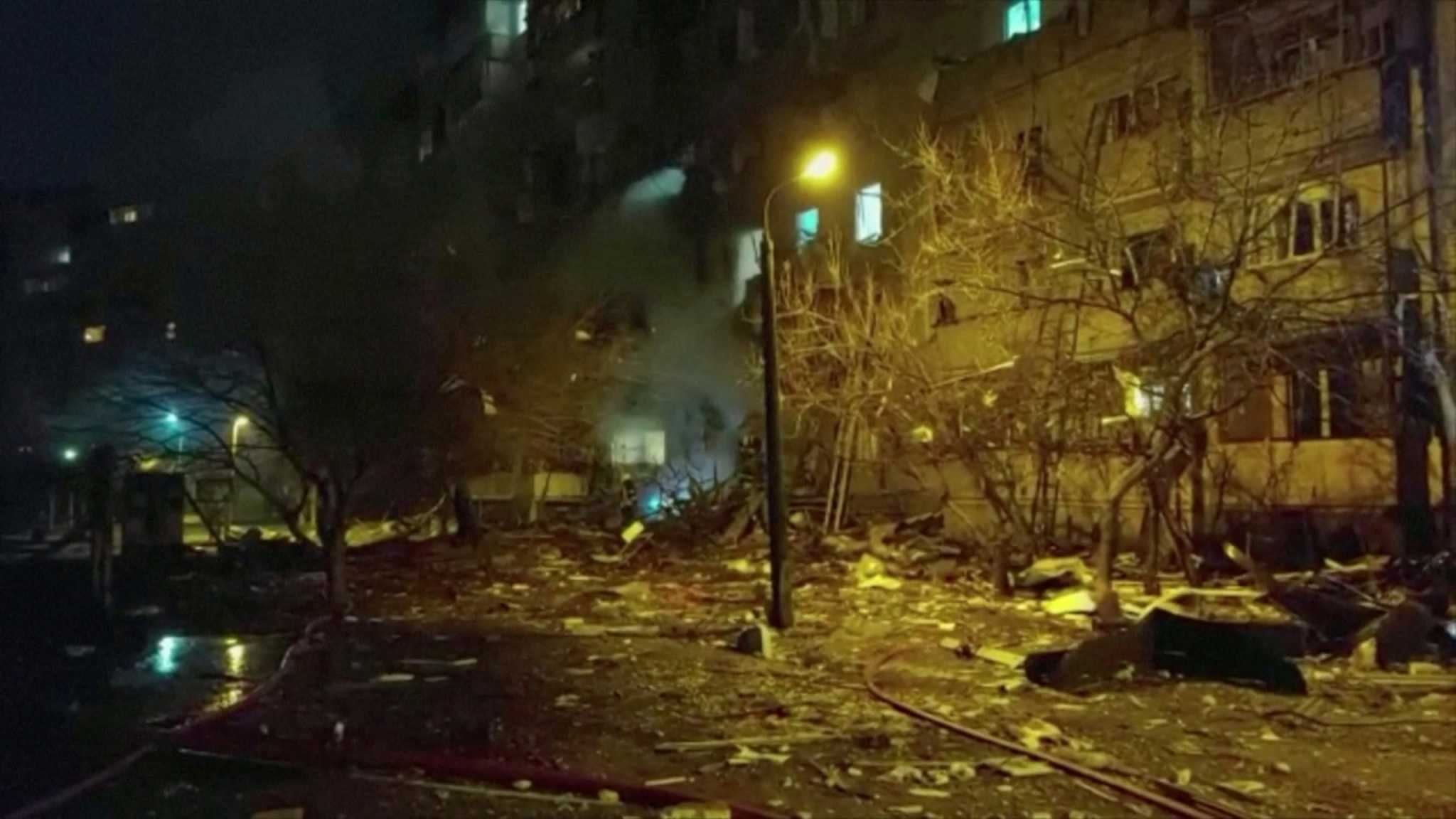 Εισβολή στην Ουκρανία: Η Ρωσία σφυροκοπά το Κίεβο