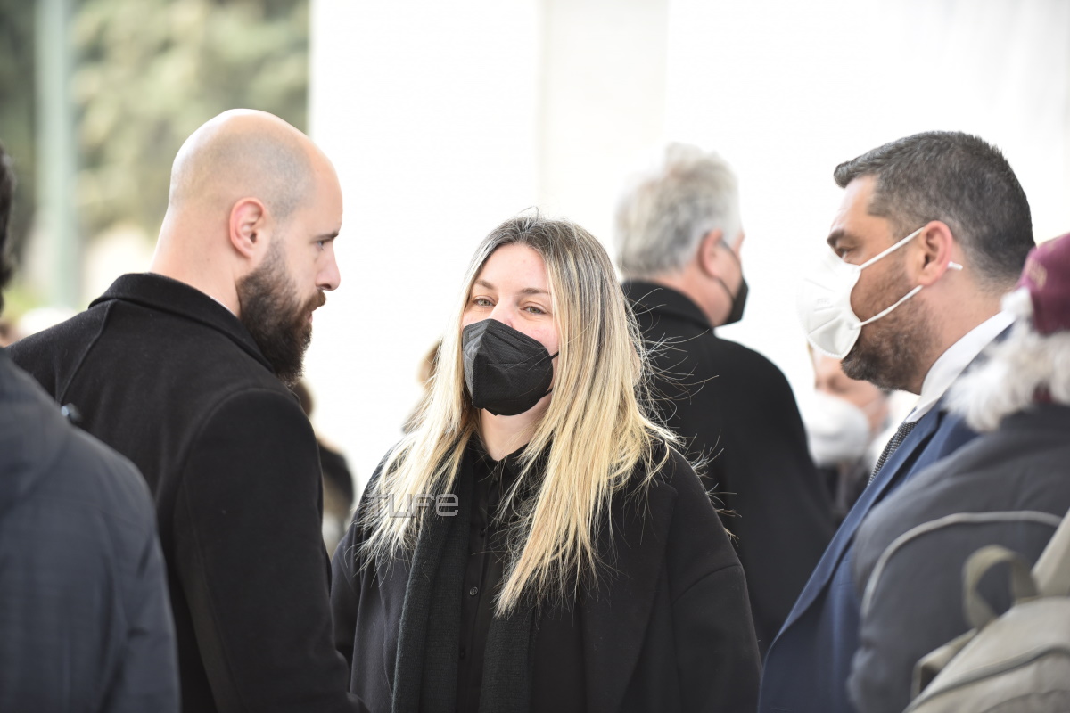 Ελισάβετ Μουτάφη: Συντετριμμένη στην κηδεία του πατέρα της
