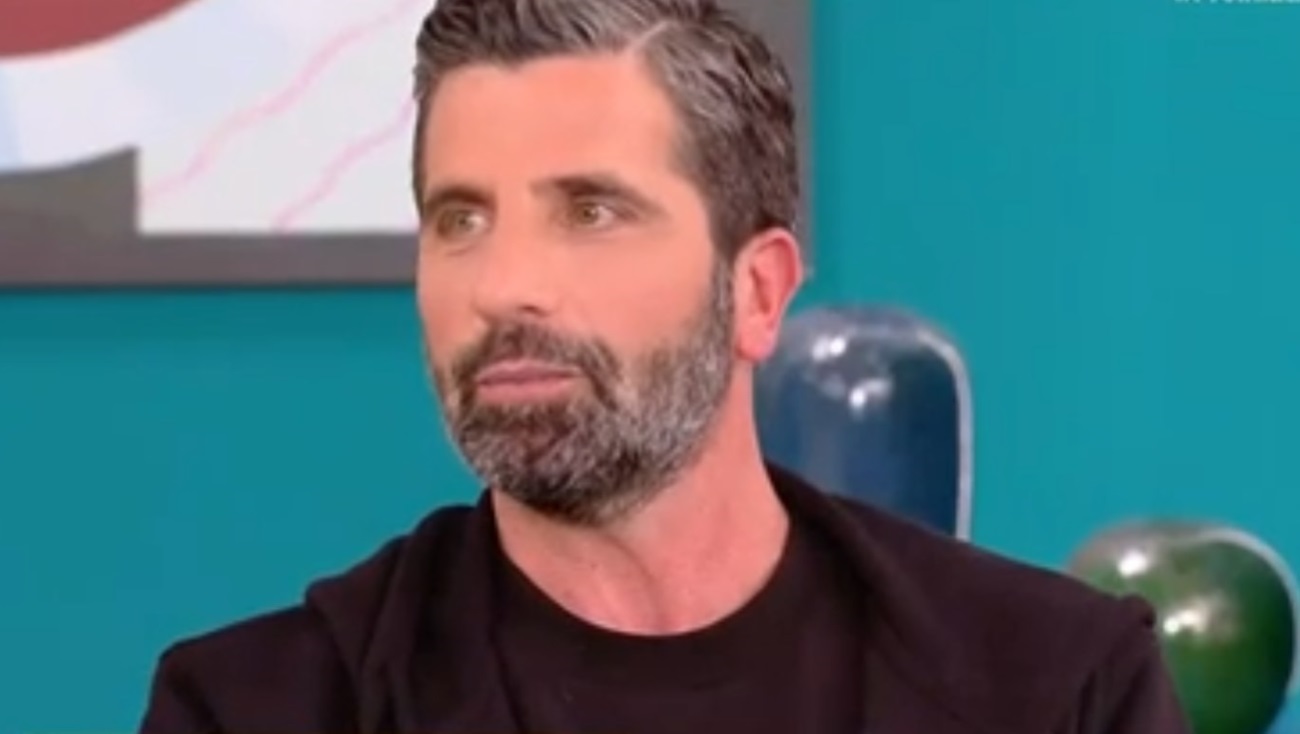 Θανάσης Βισκαδουράκης: “Έμαθα τη νοηματική για να συνομιλώ λίγο με τον πατέρα μου”