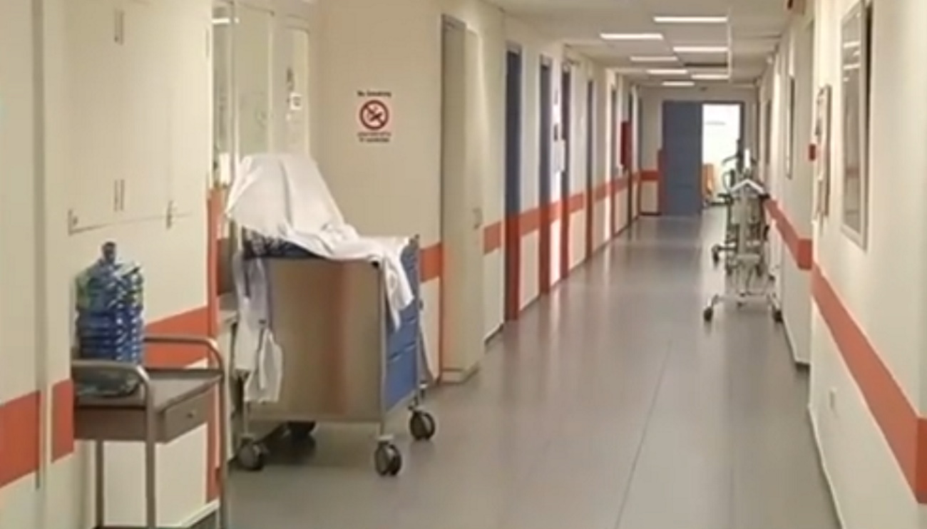 Δημοσιογράφος καταγγέλλει κακοποίηση του 98χρονου πατέρα του στο νοσοκομείο