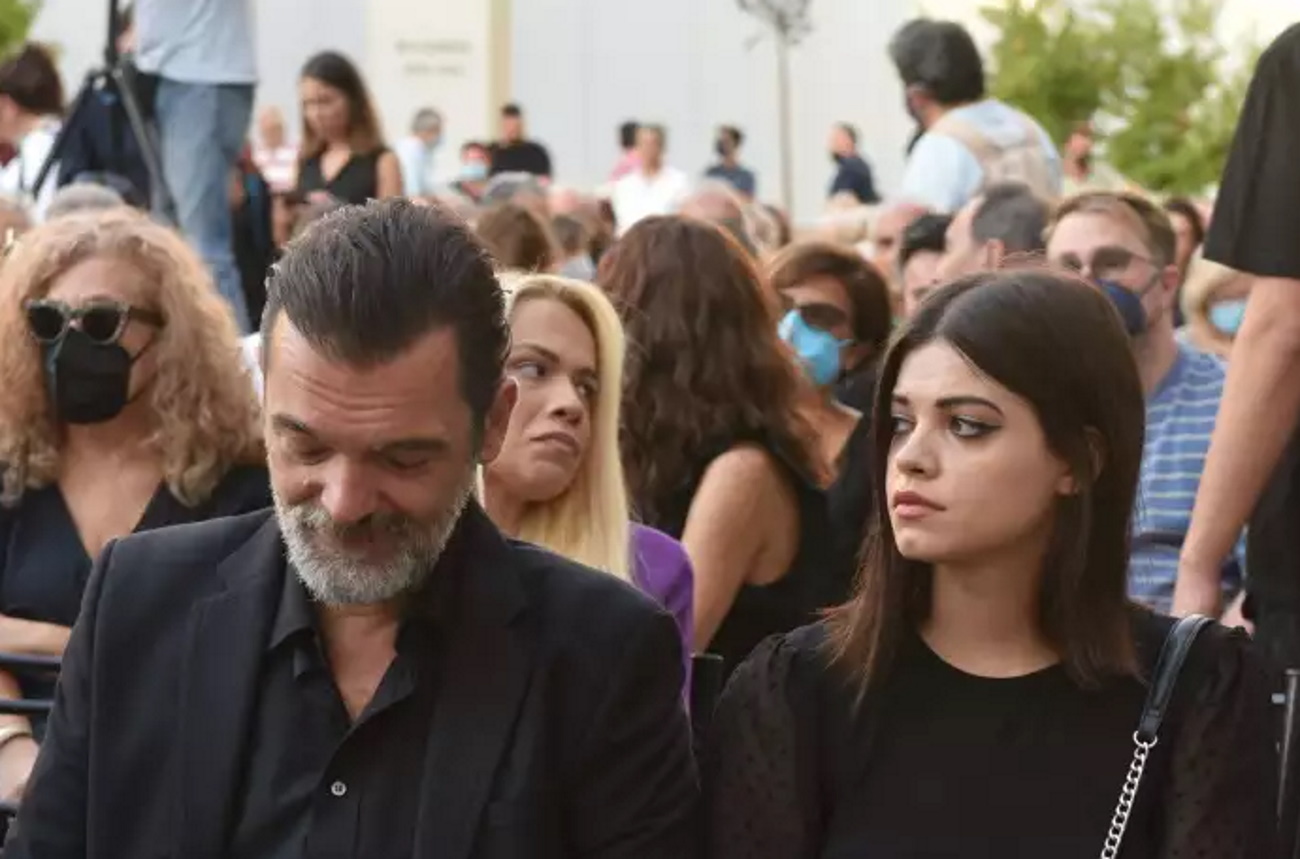 Κώστας Καζάκος: Συντετριμμένοι ο γιος του Κωνσταντίνος Καζάκος μαζί με τα παιδιά του στην αποχαιρετιστήρια τελετή του