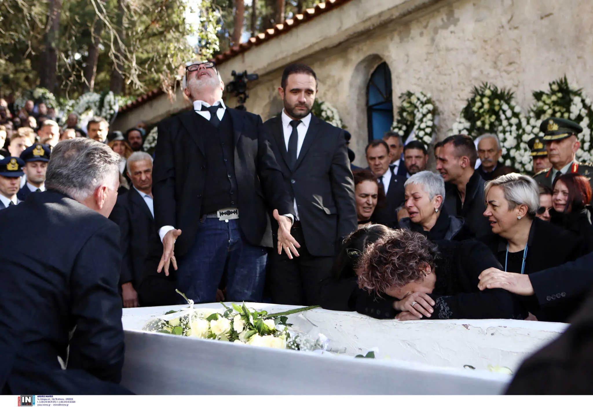 Κηδεία Μάριου Μιχαήλ Τουρούτσικα: Σπαρακτική η εικόνα των γονιών του στην ταφή