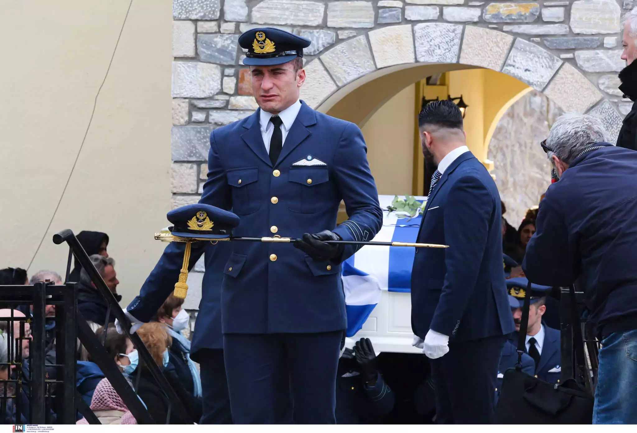 Κηδεία Ευστάθιου Τσιτλακίδη: “Λύγισε” ο φίλος του που θα τον πάντρευε, καθώς κρατούσε το πηλήκιο και το ξίφος του