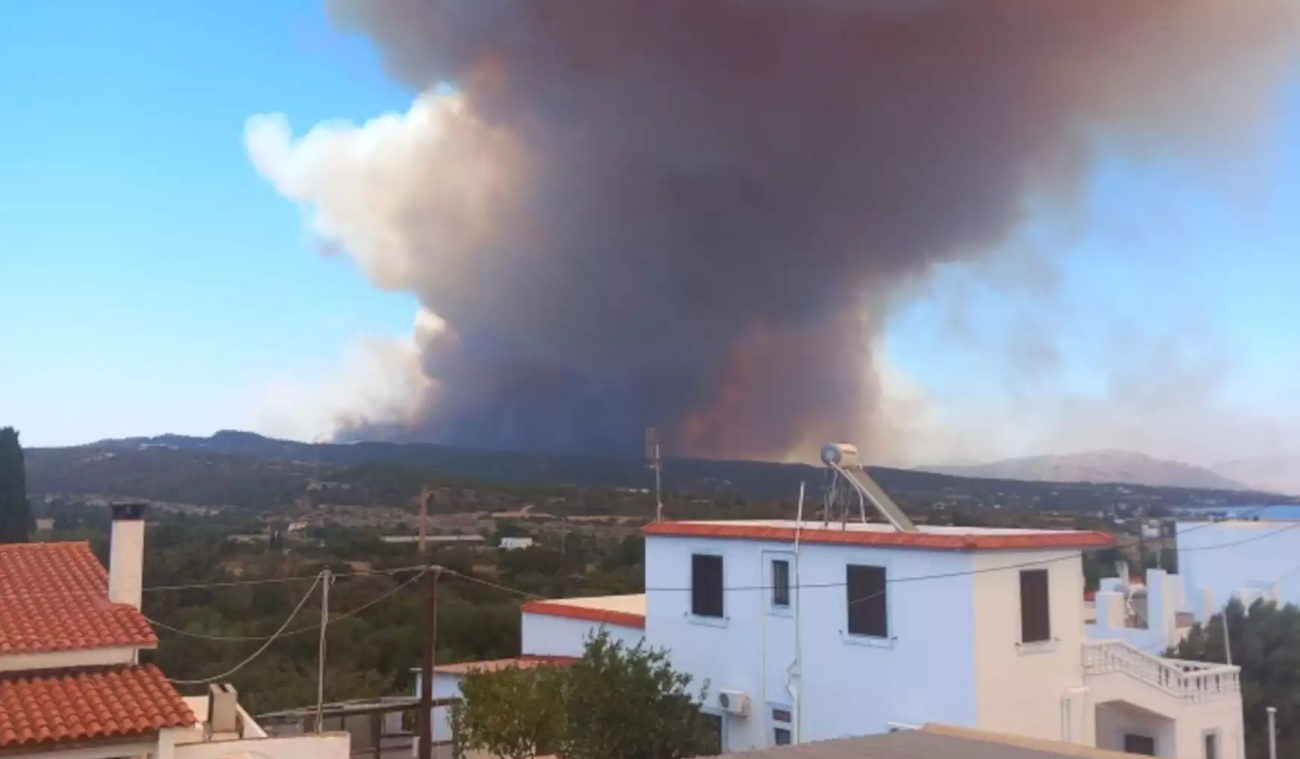 Φωτιά στην Ρόδο: Απεγκλωβίστηκαν πυροσβέστες, εκκενώθηκαν δύο ξενοδοχεία