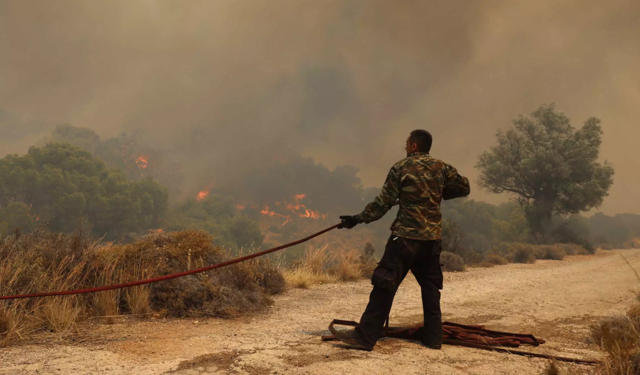 Φωτιά στην Ρόδο: Μάχη όλη νύχτα με τις φλόγες – Ξεκίνησαν ξανά να επιχειρούν τα εναέρια μέσα