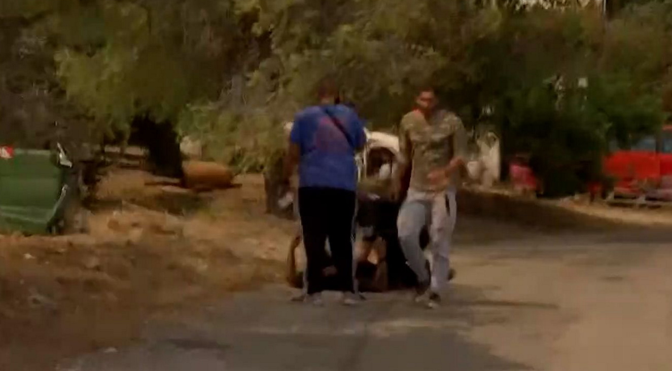 Φωτιά στην Πάρνηθα: Σοκάρει η λιποθυμία πολίτη μπροστά στην κάμερα – Μέσα στα σπίτια οι φλόγες