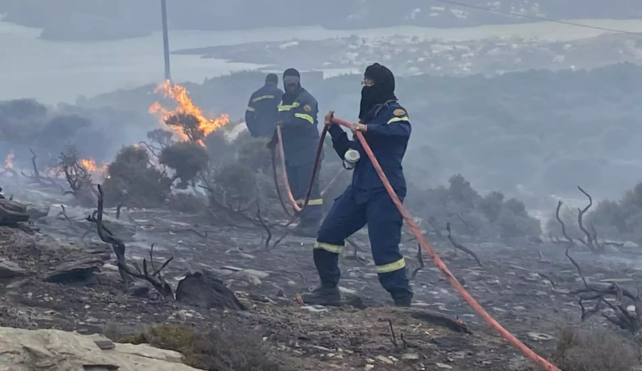 Φωτιά στην Άνδρο: Τέσσερα μέτωπα στο νησί – Δύσκολη η κατάσταση στο Βιτάλι