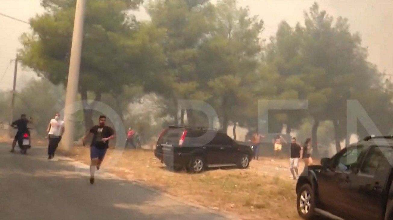 Φωτιά στην Πάρνηθα: Στιγμές πανικού στο Μενίδι – Άνθρωποι τρέχουν να σωθούν από τις φλόγες