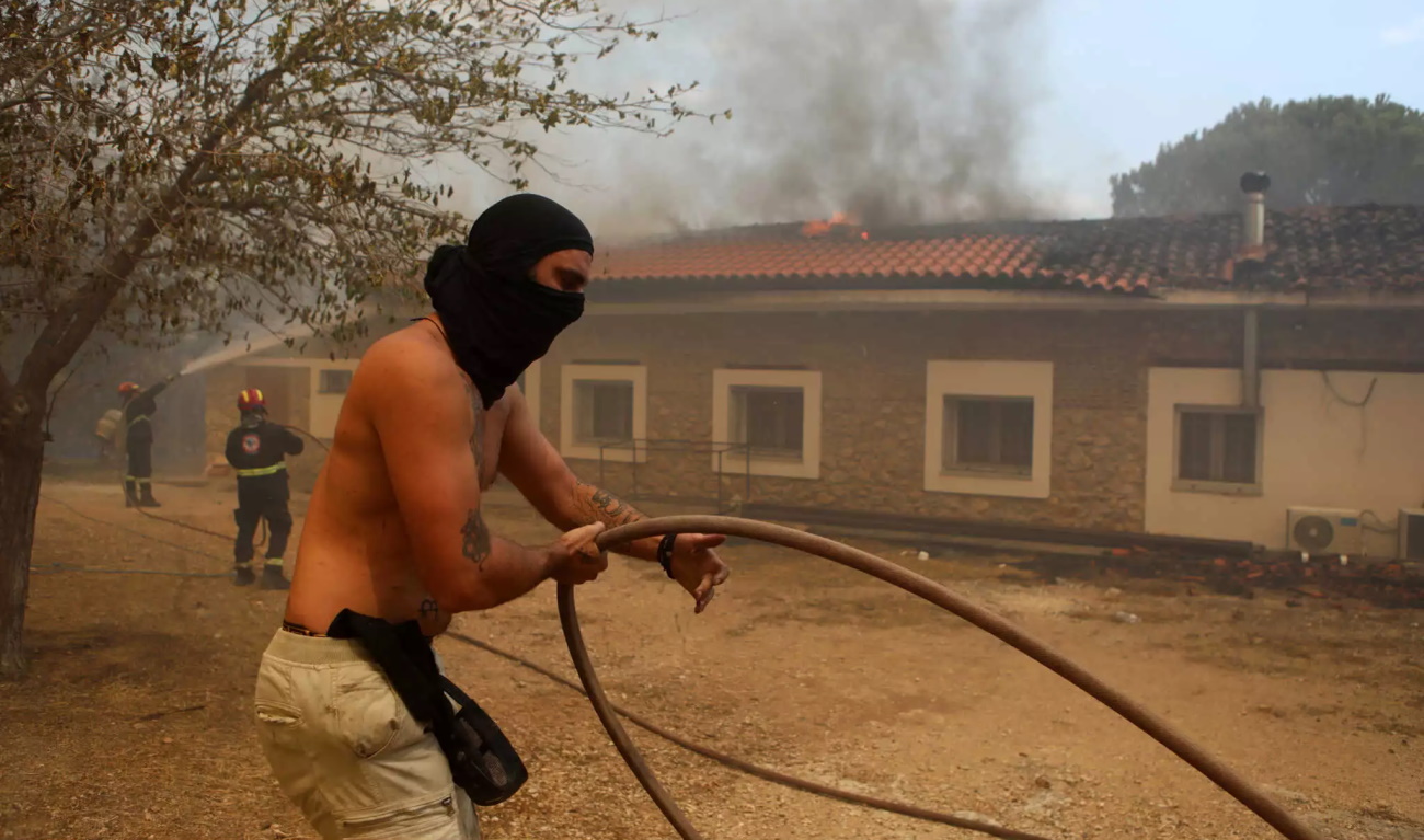 Φωτιά στην Πάρνηθα: Οι φλόγες μπήκαν στον Εθνικό Δρυμό – Αγνοείται ηλικιωμένος στη Χασιά