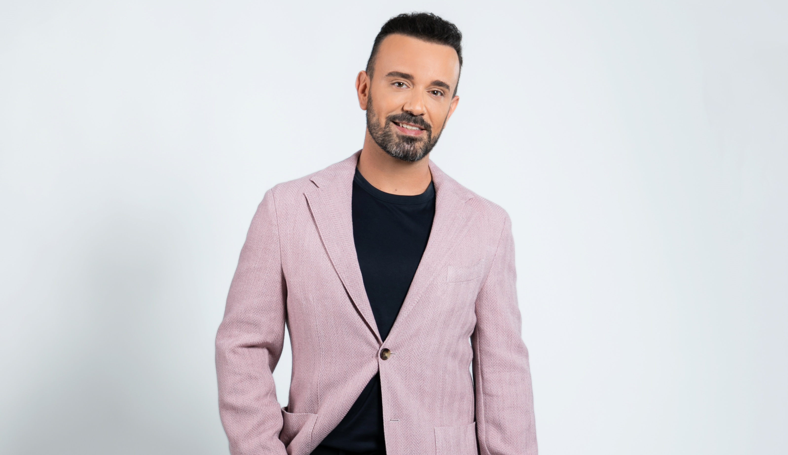 To Status επιστρέφει με λαμπερούς καλεσμένους σε νέα ώρα