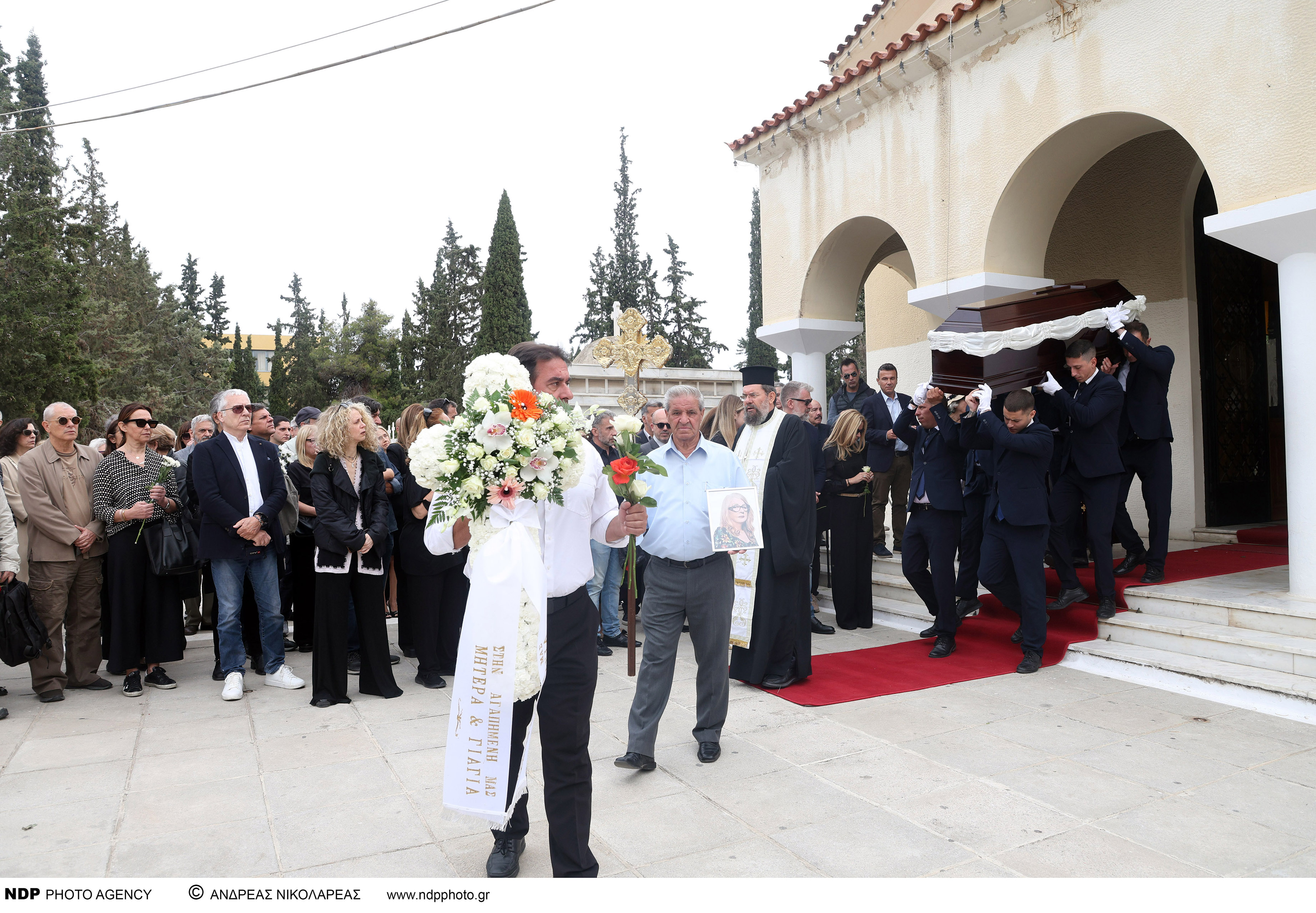 Κηδεία Άννας Παναγιωτοπούλου: Σιωπηλοί και συντετριμμένοι στο τελευταίο αντίο