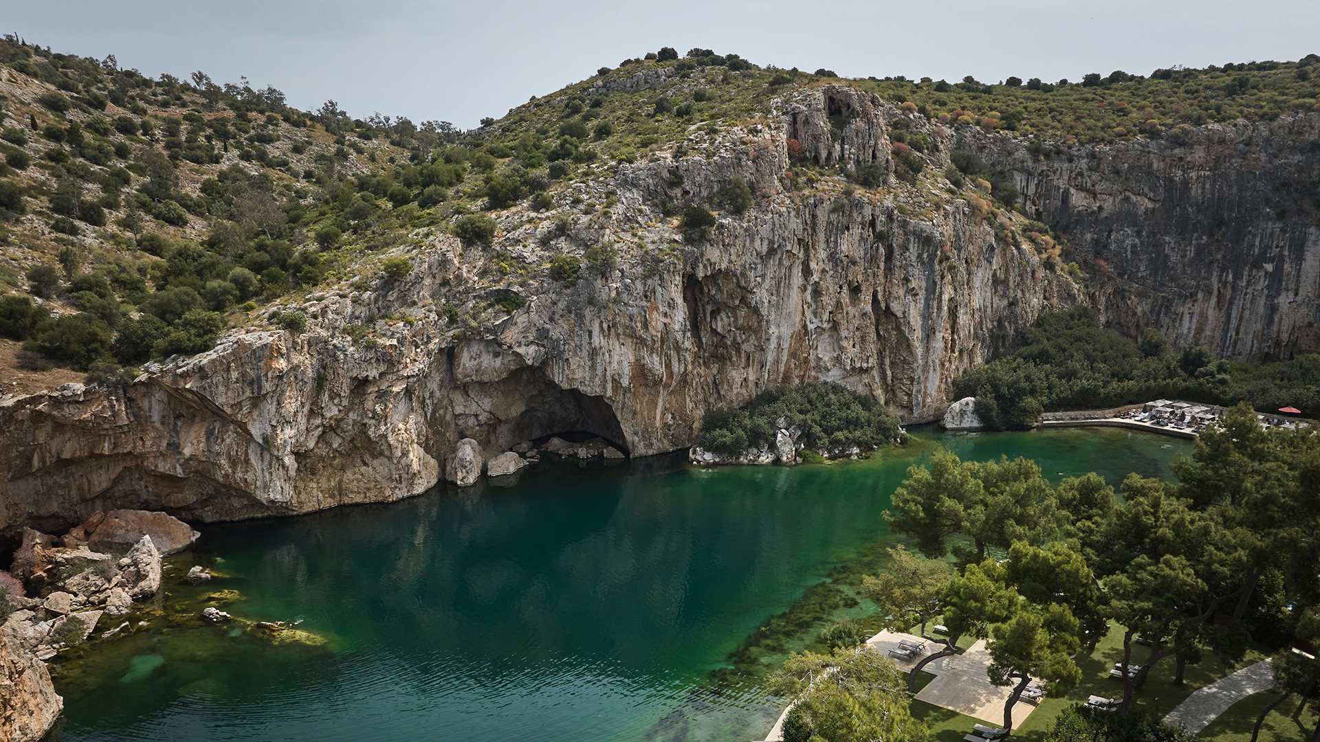 Η Λίμνη Βουλιαγμένη ανανεώνεται και αποτελεί τον πιο ολοκληρωμένο καλοκαιρινό προορισμό