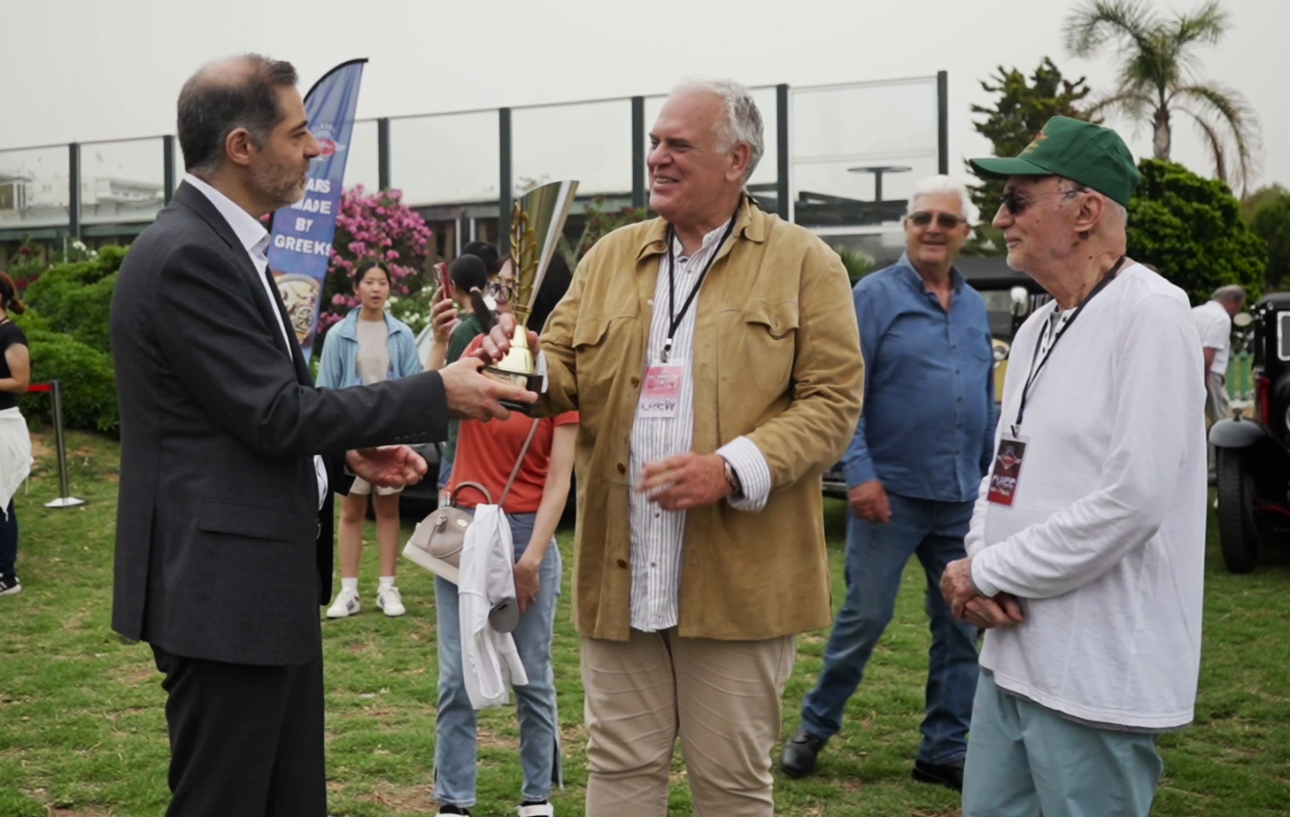 Απονομή στον Νίκο Θεολόγο για το πρώτο ελληνικό αυτοκίνητο.