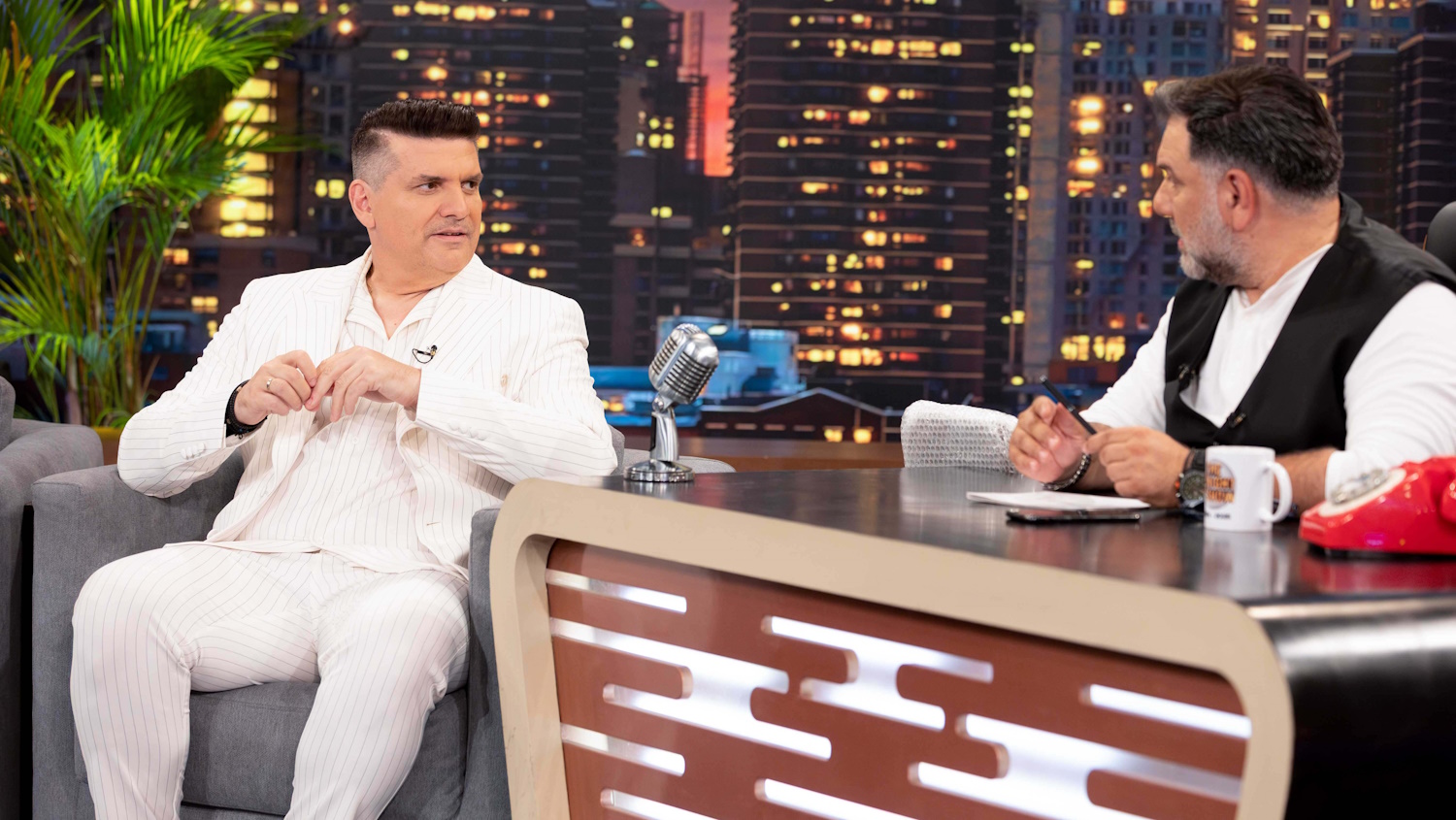 The 2Night Show: Ανδρική υπόθεση απόψε για τον Γρηγόρη Αρναούτογλου