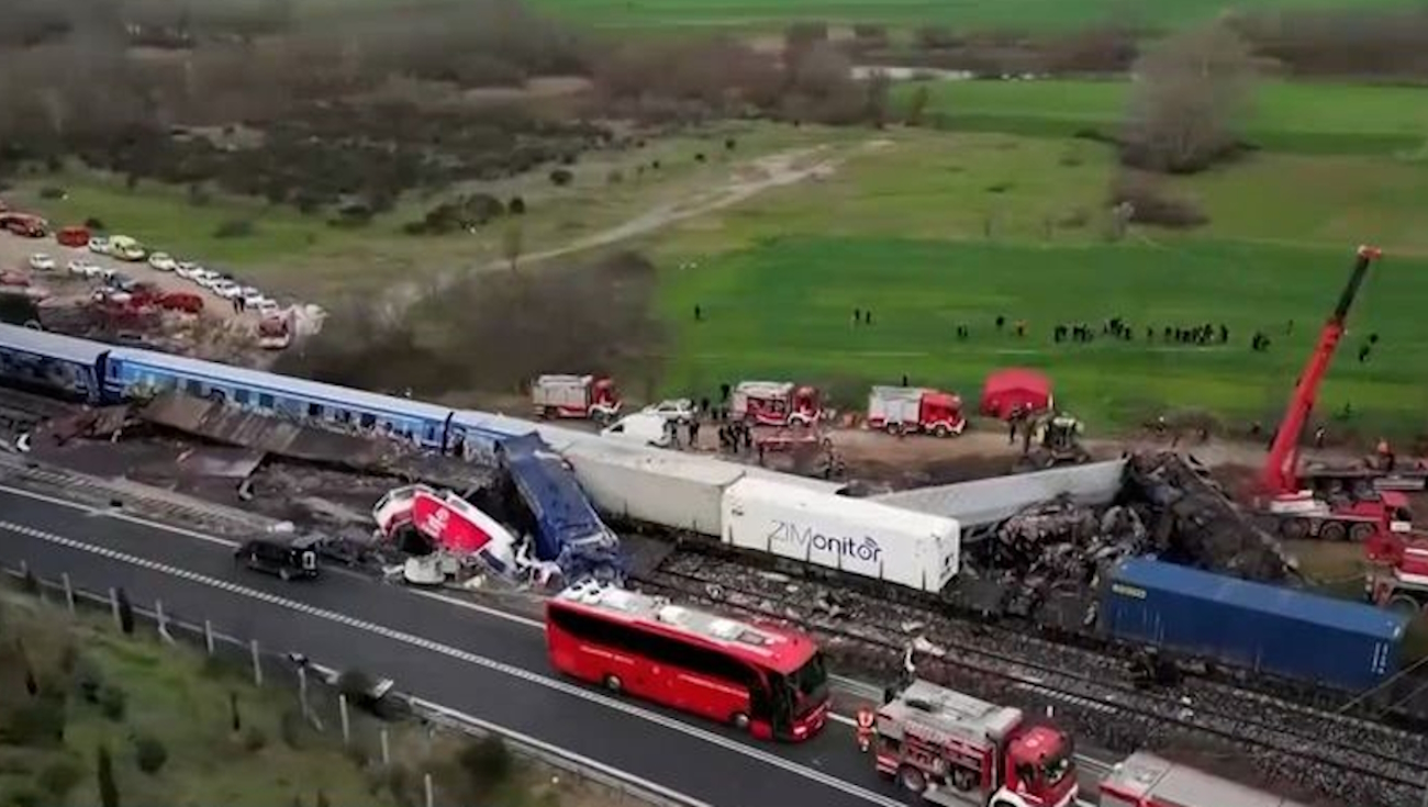 Τέμπη: Παραδόθηκε το πόρισμα της Πυροσβεστικής – «Δεν υπάρχουν ίχνη καύσης στην καμπίνα της δεύτερης ηλεκτράμαξας»