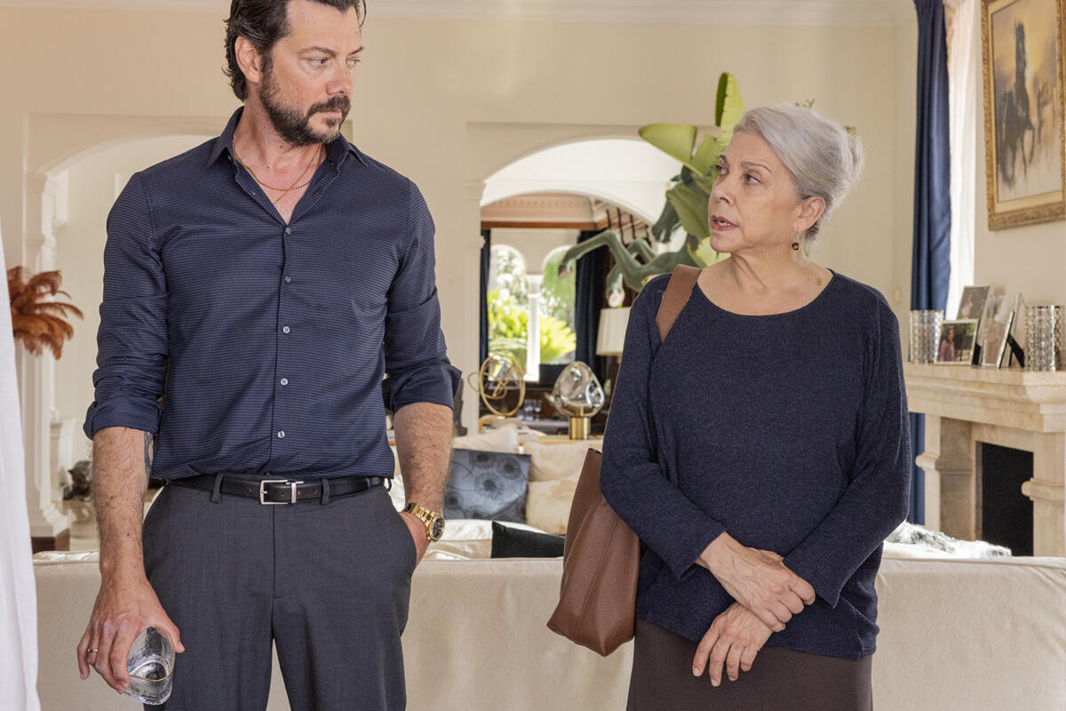 DOS TUMBAS. Alvaro Morte as Rafael, Kiti Manver as Isabel in episode 01 of DOS TUMBAS. Cr. Jorge Fuembuena/Netflix © 2024