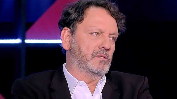 Στάθης Αγγελόπουλος στο Power Talk: «Άρχισε να μου μιλάει απότομα και άσχημα, έκατσε οκλαδόν μπροστά στην πόρτα, δεν τη χτύπησα ποτέ»