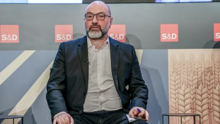 Σάκης Αρναούτογλου