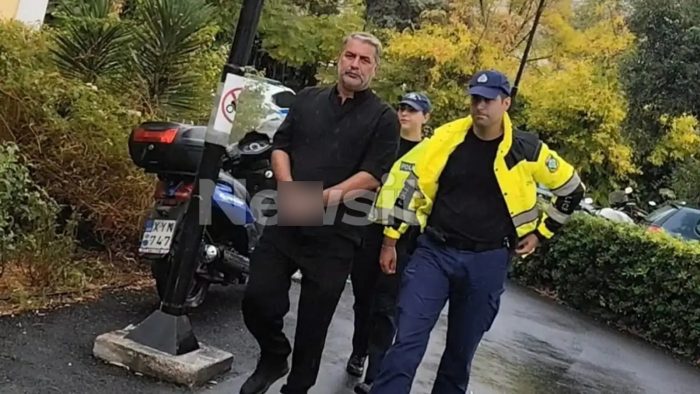Βασίλης Μπισμπίκης: Με χειροπέδες στην Ευελπίδων ο ηθοποιός