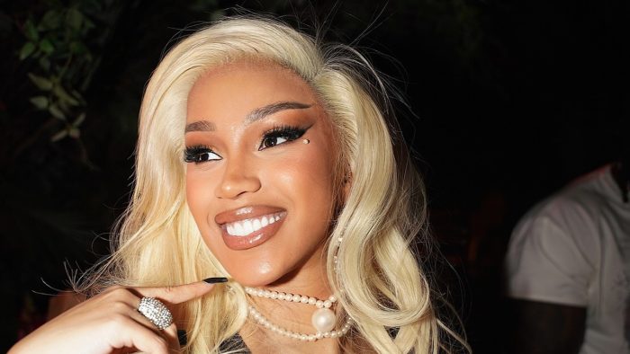 Ρεκόρ Γκίνες για την Cardi B: 176 αντίτυπα του νέου της άλμπουμ παραδόθηκαν με drones μέσα σε μία ώρα