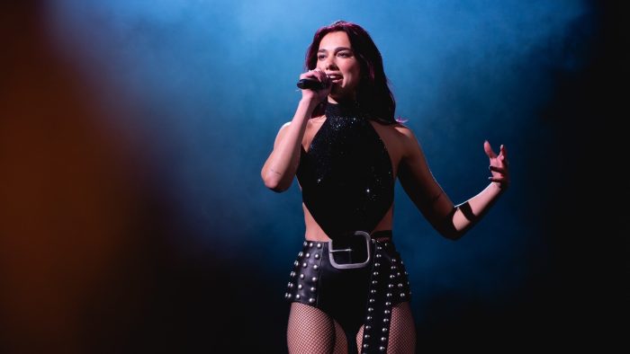 Η Dua Lipa απέλυσε τον μάνατζέρ της, τον θεωρεί υποστηρικτή του Ισραήλ