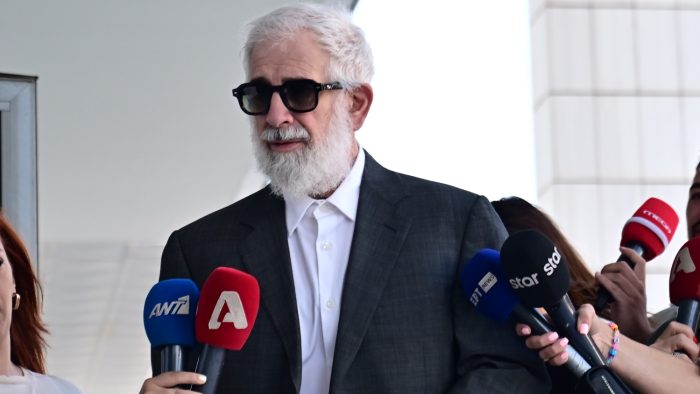 Πέτρος Φιλιππίδης: “Φιλοξενείται σε συγγενικό του πρόσωπο και αναμένει τη σύνταξη του”