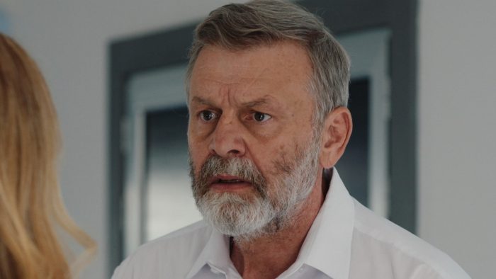 Γη της Ελιάς: Ο Τζον αδειάζει την Ιουλία, ο Δημοσθένης γυρίζει από το εξωτερικό σε αναπηρικό καρότσι