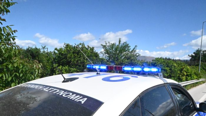 Συνελήφθη μεθυσμένος γιος πασίγνωστου έντεχνου τραγουδιστή στο Μοναστηράκι – Έβρισε και έριξε κουτουλιά σε αστυνομικό