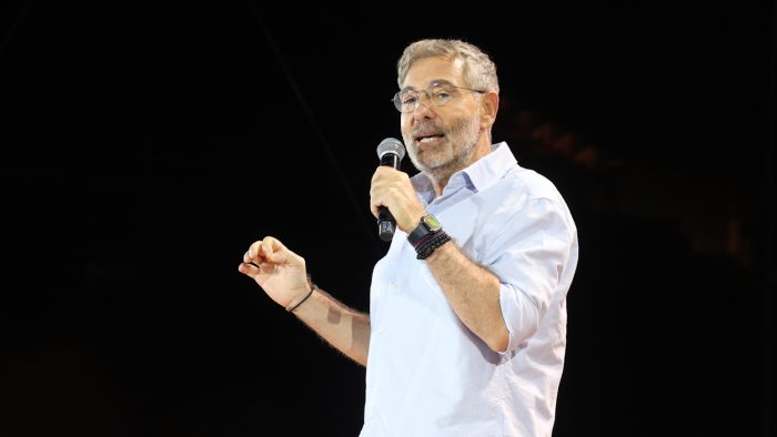 Θοδωρής Αθερίδης: «Είχα πάει μια φορά κατηχητικό και το έμαθε ο μπαμπάς μου και μου είπε θα σου σπάσω τα πόδια»