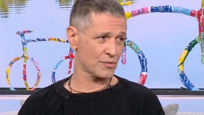 Αιμίλιος Χειλάκης: «Η σάτιρα είναι το γελοίον του πράγματος, όσο πιο σοβαρός πας να γίνεις, τόσο πιο γελοίος γίνεσαι»