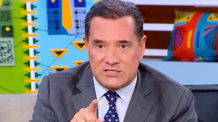 Ο Άδωνις Γεωργιάδης κοίταξε ευθεία την κάμερα και είπε: “Η Ζωή Κωνσταντοπούλου είναι επικίνδυνη για τη Δημοκρατία… Παίζει με το συναίσθημά σας”