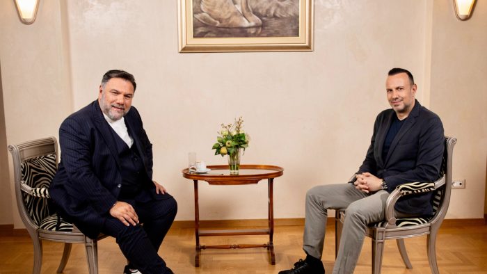 Γρηγόρης Αρναούτογλου: «Ήμουν τόσο θρησκόληπτος που δεν έκανα σ..ξ κάθε Τετάρτη και Παρασκευή»