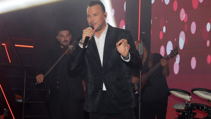 Σάκης Αρσενίου: «Στο σπίτι δεν κάνω δουλειές, προλαβαίνει και τις κάνει η γυναίκα μου»