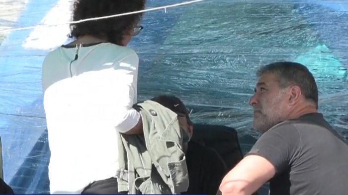 Ο Βασίλης Μπισμπίκης στο πλευρό του Πάνου Ρούτσι στο Σύνταγμα