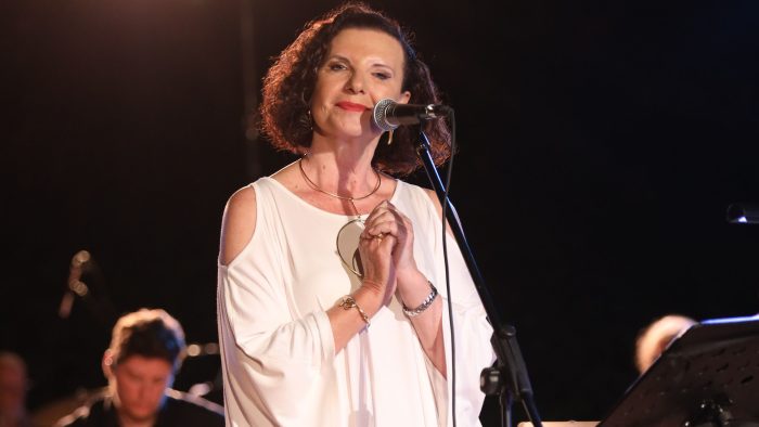 Συγκινεί η Άννα Μπιθικώτση: «Σε ένα μαντήλι έχω το τελευταίο δάκρυ του πατέρα μου»