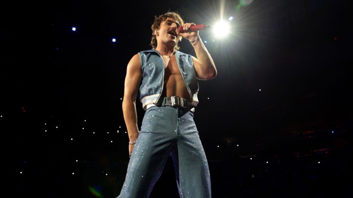 Ο Benson Boone πήγε τη γράμμωση σε άλλο επίπεδο: Η thirst trap φωτογραφία του από το γυμναστήριο προκάλεσε πανικό