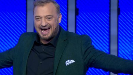 The Wall – Πρεμιέρα για τον Χρήστο Φερεντίνο: «Αυτός ο φοβερός τοίχος που υψώθηκε μπροστά μας κρύβει πολλά μυστικά»