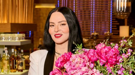 First Dates: Πρεμιέρα για το διάσημο τηλεοπτικό εστιατόριο με τη Ζενεβιέβ Μαζαρί