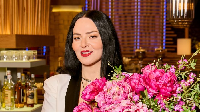 First Dates: Πρεμιέρα για το διάσημο τηλεοπτικό εστιατόριο με τη Ζενεβιέβ Μαζαρί
