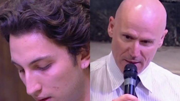 Διονύσης Σαββόπουλος: Συγκινημένοι στους επικήδειους ο γιος και ο εγγονός του – «Είχε δύο ζωές, μια πνευματική και μια σταθερή»