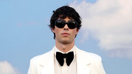 Jacob Rott: Η αποκαλυπτική εμφάνιση με το λευκό εσώρουχο προκάλεσε αίσθηση στο Vogue World 2025 – Φωτογραφίες