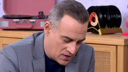 Κρατερός Κατσούλης – Η στιγμή που συγκινείται στον αέρα με την αναφορά στον καρκίνο: «Σε κάνει να μην χάνεις χρόνο»